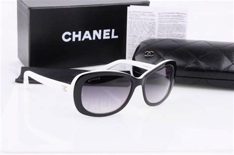 chanel sonnenbrille schwarz weiß|Chanel sunglasses with on side.